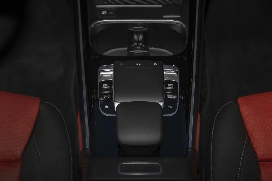 Детали интерьера Mercedes-Benz GLB250 AMG Line (X247) 2019 года  (NA) (фото 18 из 40)